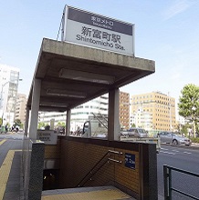 新富町駅入り口